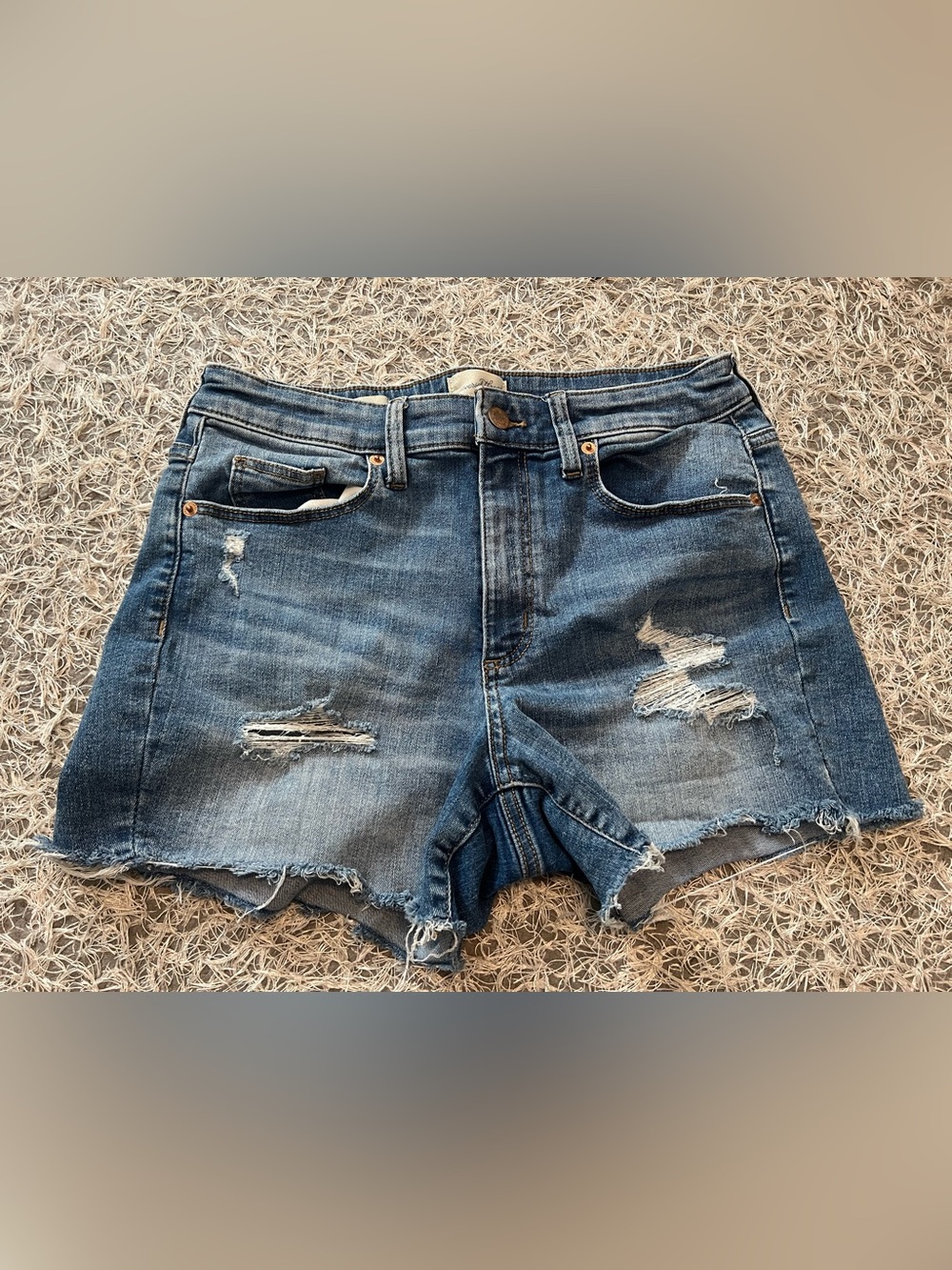 Women’s Universal Thread light blue denim shorts with High Rise Midi Size 8